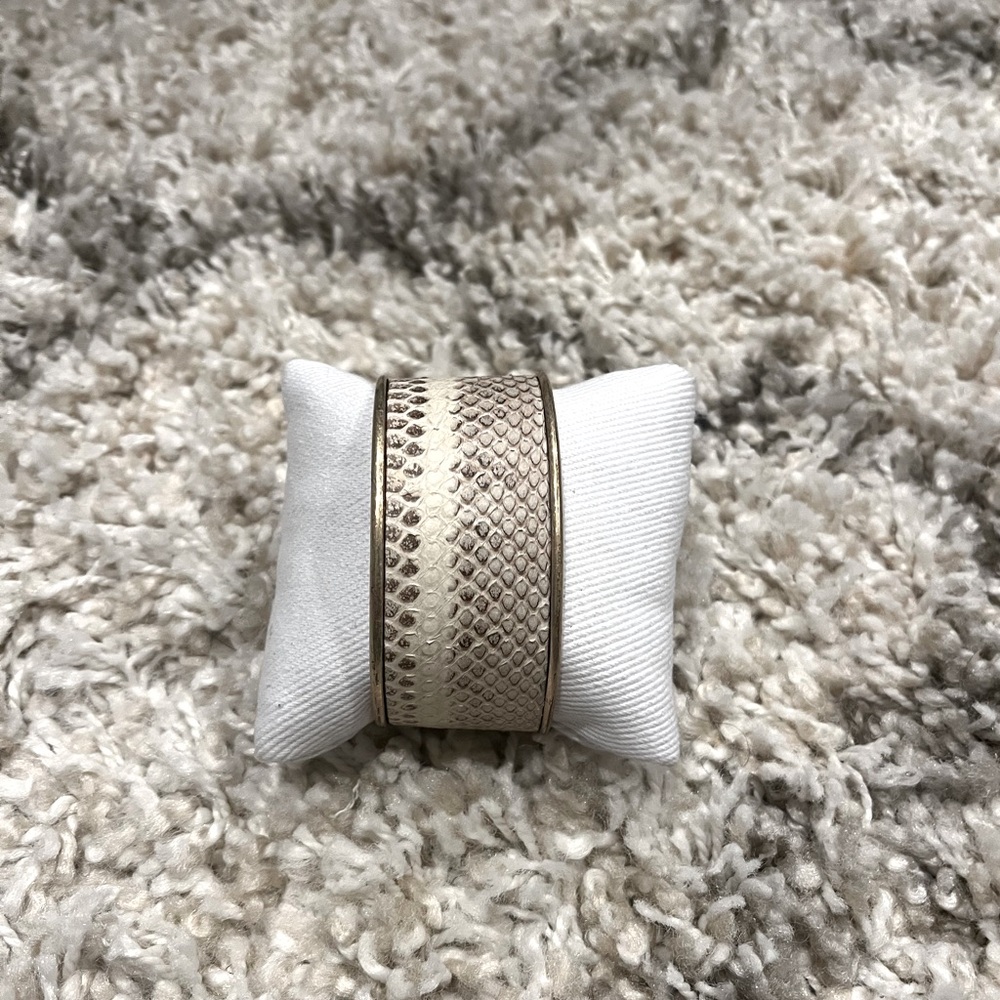 Retro Collection:
Cream Snakeskin bracelet 
Cream front  bracelet
Wood bracelett